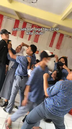 satu sekolah juga 