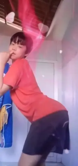 nhảy tren lắc hông