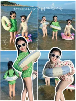 Em bé đi biển