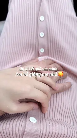 Em bé giống mẹ