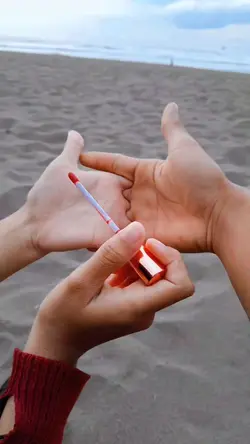 tangan love lipstik