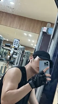mirror selfie