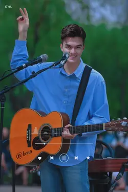 cowo maen gitar