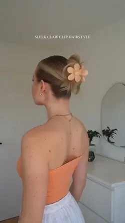 Claw clip hairstyle 