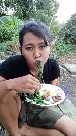 MAKAN RUMPUT