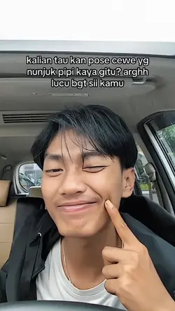 pose cwe nunjuk pipi