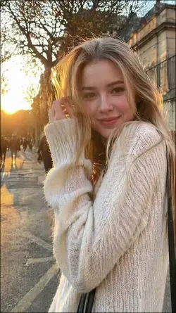 From Chill Selfie to City-Chic Glow