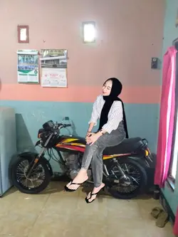 Cewek Duduk Dimotor