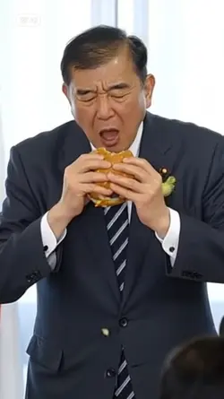 ハンバーガーをワイルドに食べる