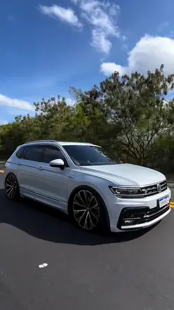 Carro voando baixo 
