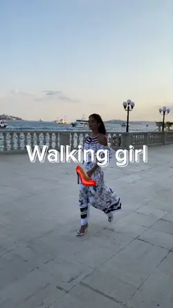 Walking girl 👠