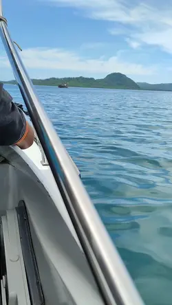 prank naik Boat laut