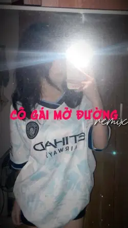 cô gái mở...