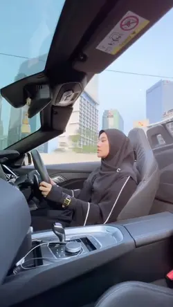 Clara naik mobil
