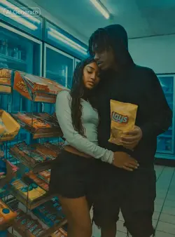 COUPLE HUG TREND