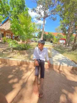 ទងសម្រស់ ទាំងចំណេះ