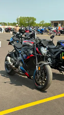 BMW M1000R😍