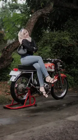 Cewek Duduk Di Motor