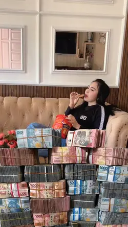 trend uang di meja