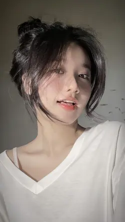 HOA NỞ BÊN ĐƯỜNG