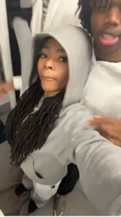 👫🏾