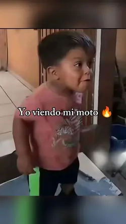 Yo viendo mi moto