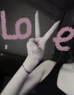 Trend ngón tay Love