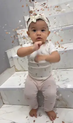 Bebê dançando com ia