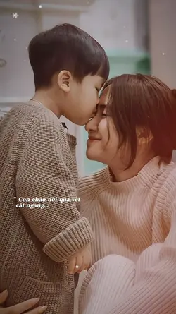 Con chào đời qua vết