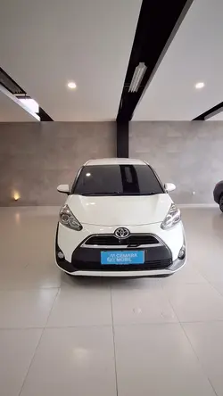 Toyota Sienta White