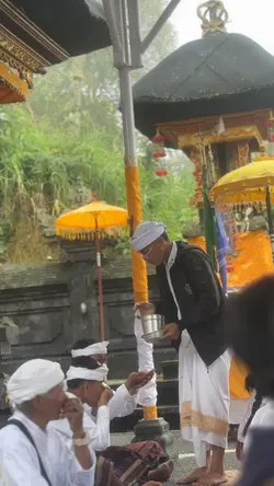 Nangkil ke Besakih