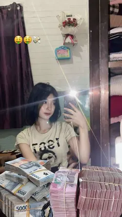 Banyak uang di meja