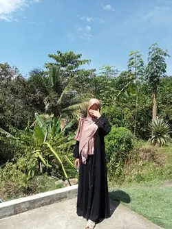 Lazem aish|lirikarab