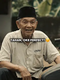 senyum dikit