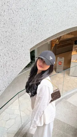 Kakak perempuan itu