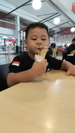 Makan Eskrim 