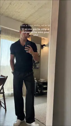 Selfies en espejo: look romántico y elegante