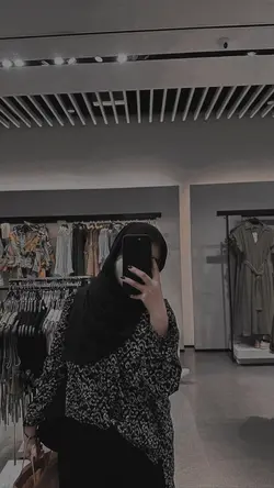 MIRROR SELFIE