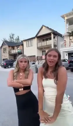 girls in the back 🤣