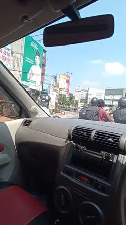 lagi di mobil