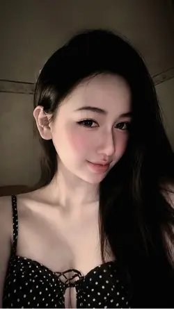 HỌ YÊU EM BẰNG MẮT