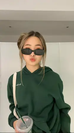 nona Ambon pica pica