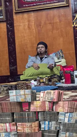 Banyak uang di meja