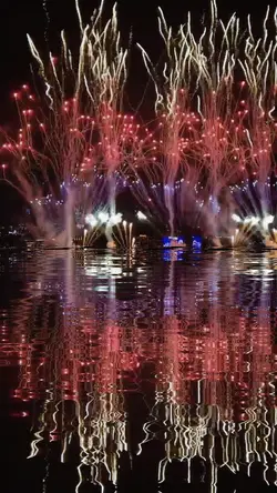 水面の映り込みがある花火🪞