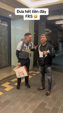 Đưa hết tiền đây