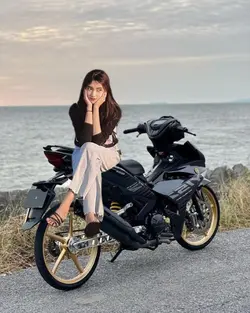 Cewek duduk Di Motor