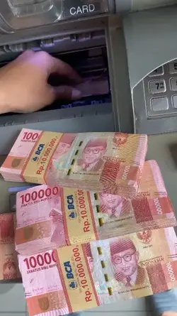 ambil uang di ATM 