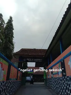 ngeliat gerbang sklh