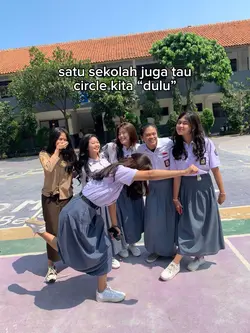 satu sekolah juga