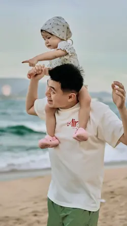 Đôi tay ba đánh lung